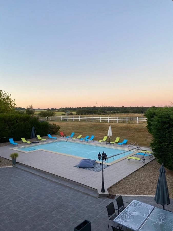 Kourline Villalunoterie Futuroscope Piscine Spa Oyre Exterior photo